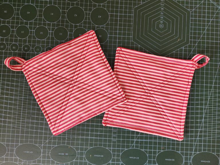 Cotton-pot-holder-for-sewing-projects-with-fat-quarters