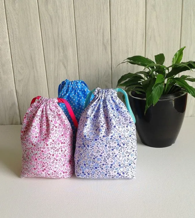 Drawstring-laundry-bags-for-sewing-projects-one-can-do-without-pattern