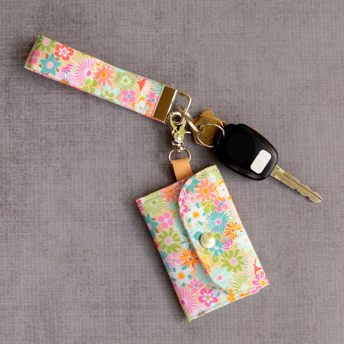 Key-fob-and-wallet-for-sewing-projects-with-fat-quarters