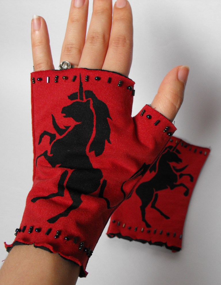 Fingerless-glove-sewing-projects-that-make-great-Christmas-gifts